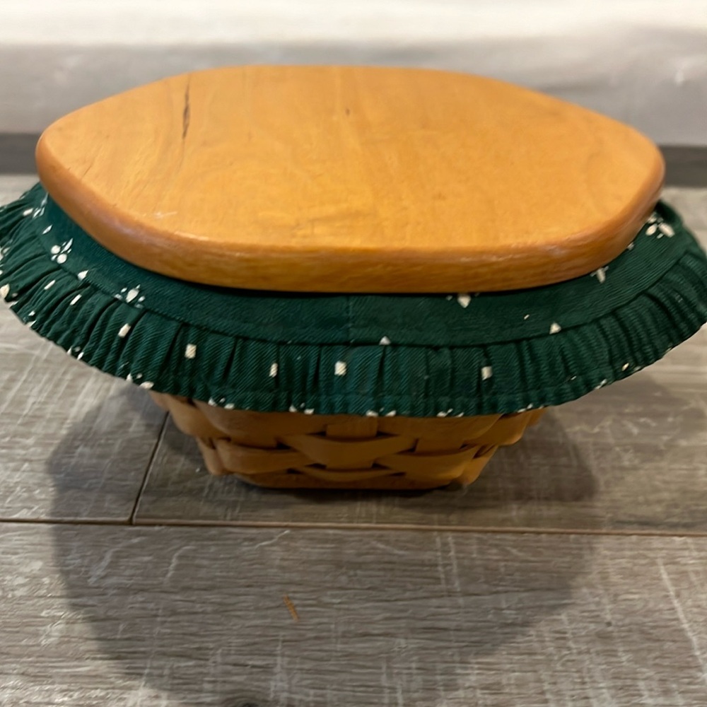 Longaberger 7 inch basket, plastic liner, green fabric liner and lid
